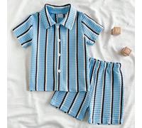 Set di due pezzi per bambino maschio, composto da una camicia a maniche corte con collo a revers in contrasto di colore beige albicocca e nero, e pantaloncini. Caratterizzato da uno stile retrò e acca