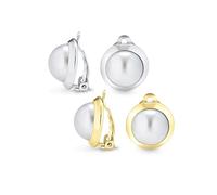 Set di due semplici orecchini a clip con cupola rotonda e perla bianca simulata per donne senza orecchie forate in ottone placcato argento oro.