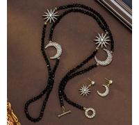 Set di gioielli di nicchia eleganti e vintage con design di stelle e lune: collana e orecchini asimmetrici. Caratterizzato da pendenti a strati di sole e luna, la collana con perline nere e gli orecch