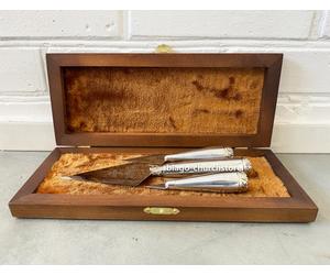 Set di lancia da chiesa con manici in metallo La lama è incisa in una custodi...