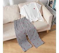 Set di maglietta a maniche corte bianca e pantaloni a gamba ampia per ragazze. La parte superiore è una semplice maglietta a girocollo con un accento a cuore rosso sul petto sinistro, fresca e giocosa