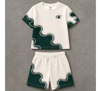 Set di maglietta e pantaloncini per ragazzi giovani, base color albicocca con patchwork asimmetrico a onde verde scuro, transizione sfumata tie-dye con dettaglio logo stella cadente sul petto, top a m