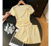 Set di magliette a maniche corte asimmetriche bianche da designer per ragazze adolescenti con scollo obliquo, vita arricciata e fibbia metallica. Adatto per l'uso in primavera e estate. Il design unic