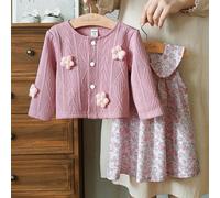 Set di outfit da bambina con vestitino rosa a fiori delicati con colletto e senza maniche, abbinato a un cardigan rosa a maniche lunghe in maglia. Silhouette morbida che evidenzia il lato femminile ed