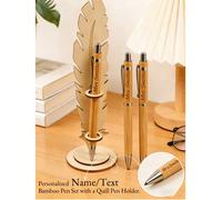 Set di penne a sfera in bambù personalizzato con supporto per penna piuma. Personalizzabile con nome, data e testo. È un regalo creativo per gli insegnanti e un ottimo regalo per il papà. Il set inclu