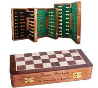 Set di scacchi in legno personalizzato da 25,4 cm con placca dorata - Scacchiera da viaggio pieghevole magnetica, borsa a tracolla in pelle, extra queen - Set di scacchi compatto e resistente per