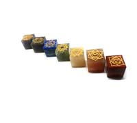 Set di sette chakra in cristallo con pietre preziose geometriche quadrate int...