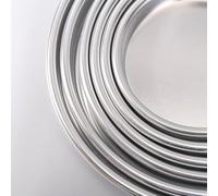 Set di teglie per pizza rotonde in alluminio anodizzato, progettate per un'efficiente conducibilità termica, offrendo diverse opzioni di dimensioni e stili profondi o bassi (17,8 cm)