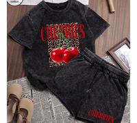 Set elegante da 2 pezzi composto da T-shirt nera a girocollo slim fit lavata con stampe grafiche divertenti da donna per l'estate - stampa leopardata, ciliegie, stampa di lettere, stile da strada, chi