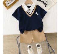 Set estivo da 2 pezzi per ragazzi. Questo carino set per bambini include una maglietta a maniche corte blu navy con colletto bianco, bordo a V beige e stampa di un cavallo bianco al galoppo, abbinata