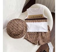 Set estivo da 3 pezzi per ragazzi giovani con stampa a lettere | Canotta bianca senza maniche con stampa a lettere COURAGEOUSE unisex + Pantaloncini con stampa BABY + Cappello da sole coordinato | Abb