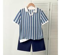 Set estivo da ragazzo con maglietta a righe in maglia waffle e pantaloncini, progettato per ragazzi attivi, tessuto premium, delicato sulla pelle sensibile, la texture waffle unica aggiunge un tocco a