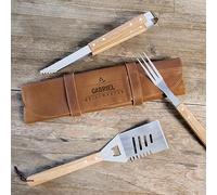 Set per Barbecue con Custodia in Pelle Personalizzata Comoda per il Trasporto - Kit Accessori per Grigliata con 3 pz in Acciaio Inox e Manico in Legno