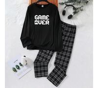 Set pigiama casual per ragazzi adolescenti, composto da una maglietta a maniche lunghe con scollo tondo e stampa grafica "GAME OVER" in nero, abbinata a pantaloni lunghi in morbido tessuto a quadri bi
