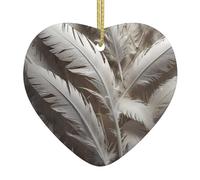 Sfondo di piume bianche I ciondoli in ceramica a forma di cuore creano un'atmosfera calda per case, feste e regali.