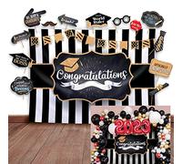 Sfondo fotografico a tema laurea e accessori per studio. Elegante tessuto in nero, bianco e oro. Rifornimenti della cabina di foto delle feste di congratulazion e bandiera di fine anno decorazioni