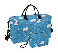 Sfondo in pelle bovina blu con poche nuvole bianche e stelle gialle galleggianti sopra e un coniglio bianco sotto grande borsa da portare con sé durante la notte Tote e bagagli palestra borsone con