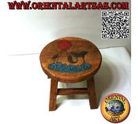 Sgabello basso in legno di suar con delfino inciso dipinto a mano