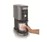 Ninja CREAMi Gelatiera Deluxe con 2 Vasetti, 10 Funzioni, Produce Gelato, Sorbetti, Yogurt, Frullati, Granite e altro ancora, Formato Famiglia, Opzione 2 Gusti in 1 Vaschetta, Argento, NC502EU