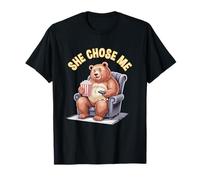 She Chose Me Bear Mangiare Popcorn Seduto sul Divano Divertente Maglietta