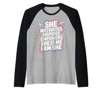 She Motivates Inspires Empowers She Is Me I Am She - Maglia con Maniche Raglan
