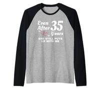 She Still Puts Up with Me 35 Anniversario di Matrimonio Maglia con Maniche Raglan