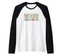 She Wasn't Looking for Knight Strong Woman Fantasy IWD Gift Maglia con Maniche Raglan