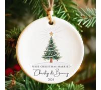SHENGBEIDZ Ornamento Natalizio Personalizzato in Ceramica, Regali di Nozze per Coppie 2025 - Decorazione per Il Primo Natale da Sposati, Regalo Decorativo per L'Albero di Natale(Style 4)