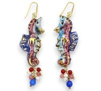 SICILIA BEDDA CAPACI Orecchini Cavalluccio Marino, Ceramica Caltagirone, h 9 cm ca. con Perle e Pietre Naturali, Smalto Oro zecchino 24k