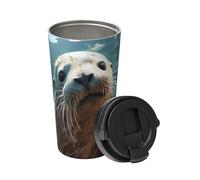 Sigilla il cucciolo in acqua trasporta una tazza da caffè isolata. Elegante thermos da 500 ml che mantiene le bevande calde per ore, perfetto per caffè, tè e altro ancora.