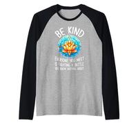 Sii Gentile Tutti quelli Che Incontri Stanno combattendo Una Battaglia Maglia con Maniche Raglan