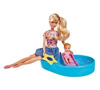 Simba 105733422 - Bambola da gioco Steffi Love Pool Fun, in un outfit alla moda, gioca con il vostro bambino sulla piscina per bambini, con scivolo e cerchietto, 29 cm, a partire dai 3 anni