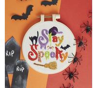 Simply MAKE Kit da ricamo con numeri, Stay Spooky Halloween Craft Kit, kit punto e cucito, include fili da ricamo, kit per artigianato per adulti, kit da ricamo con telaio da ricamo