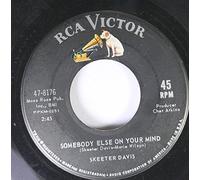 SKEETER DAVIS - SKEETER DAVIS 45 RPM SOMEBODY ELSE ON YOUR MIND / I'M SAVING MY LOVE