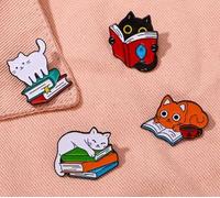 SLEEKEE 4 Pezzi di Spille per Gatti da Lettura E 50 Adesivi, Forme di Libri di Animali Carini, Accessori per Badge di Decorazione di Abbigliamento, Regali per Appassionati di Libri E Parenti.