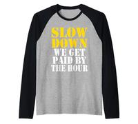 Slow down we get paid by the hour funny Sayings laboratorio day Maglia con Maniche Raglan