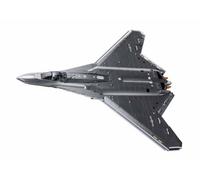 Sluban ModelBricks J-50S Jet da Combattimento 1/44 Scale 879 Pz | Rivestimento Titanio Argento, Include Minifigura Pilota, Età 12-18 Anni, Display con Supporto, 879 Mattoncini