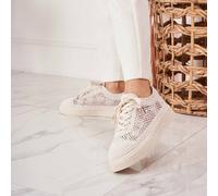 Sneaker bassa con lacci, con tomaia traforata e suola con platform Il s'agit d'une sneaker à profiling bas (low-top) avec ferment à lacets (lace-up).Empeigne ajourée con un motivo aperto (traforato),