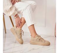 Sneaker basse stringate con tomaia traforata e suola platform Il s'agit d'une sneaker à profiling bas (low-top) avec ferment à lacets (lace-up).Empeigne ajourée con un motivo aperto (traforato), evoca