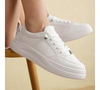 Sneaker bianche casual e minimaliste, con lacci, comode e alla moda, per l'estate, le vacanze, lo sport, la scuola e il tempo libero, versatili per donne, adatte per Natale, Capodanno, primavera e aut