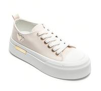 Sneaker da donna con suola spessa e stringhe, con toppe a forma di cuore, disponibile in più colori Scopri questi cestini da donna con plateau e lacci, ideali per dare un tocco originale alla tua coll