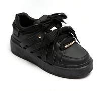 Sneaker piatti con lacci decorativi e cinturino Caratteristiche:Piatti cestiniLacci decorativi avec nœudSposa regolabile sur le dessusSemelle plateforme épaisseLo stile si adatta alle diverse occasion