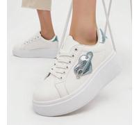 Sneakers da donna con plateau e dettaglio a cuore metallico Fai un salto di qualità nelle tue scarpe, letteralmente. Queste sneakers con plateau rialzato donano un fascino giocoso e uno stile inconfon