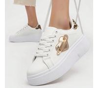 Sneakers da donna con plateau e dettaglio a cuore metallico Fai un salto di qualità nelle tue scarpe, letteralmente. Queste sneakers con plateau rialzato donano un fascino giocoso e uno stile inconfon