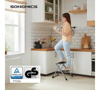 SONGMICS Sgabello pieghevole con scaletta a 2 gradini, larghezza 20 cm, gomma antiscivolo con manico, carico 150 kg, acciaio grigio e nero/bianco