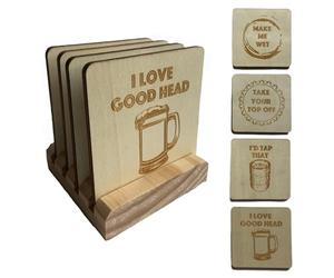 Sottobicchieri in legno a tema birra con supporto, set di 4 diversi sottobicchieri divertenti con disegni incisi al laser, decorazione rustica e moderna da bar e accessori per la grotta degli uomini
