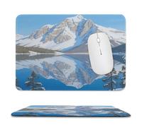 Sous-main de bureau imperméable avec motifs de montagnes enneigées et de reflets sur un lac, coutures anti-effilochage et dessous antidérapant en caoutchouc. Compatible avec les souris sans fil. Idé