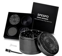Spespo Herb Grinder, Tritatutto Premium in Alluminio da 2,5 pollici (63mm) con Fiore in Rilievo, 4 Pezzi, Tritatutto Grande con Raschietto per Polline (Nero)