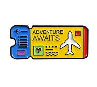 Spilla a forma di biglietto per mosca, lettera inglese "Adventure Awaits", spilla da bavero, idea regalo, creativa e squisita fattura, bella e attraente