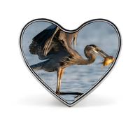 Spilla a forma di cuore con airone che cattura un pesce, distintivo in metallo, spilla a forma di cuore, distintivo in metallo